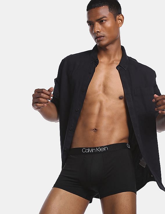 Spiritus I tæerne Buy Calvin Klein Underwear Men Black Low Rise Solid Trunks - NNNOW.com