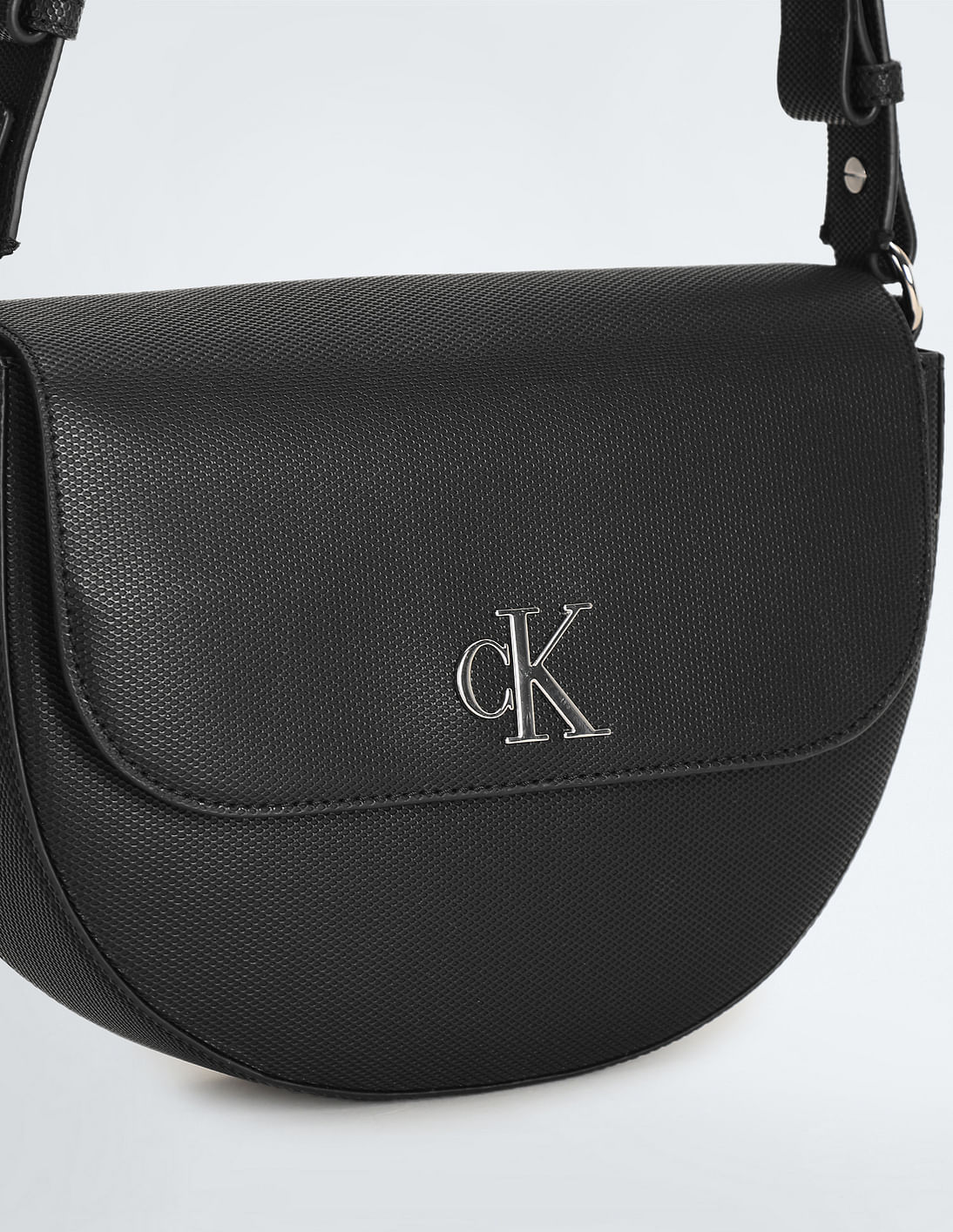 CK Jeans■Women Minimal Monogram Saddle Bag■送料込 Buy Calvin Klein Jeans Minimal Monogram Saddle Bag - NNNOW.com